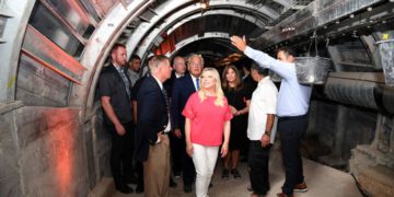 Sara Netanyahu, Jason Greenblatt y David Friedman recorren Pilgrimage Road. (Crédito de la foto: HAIM ZACH / GPO)