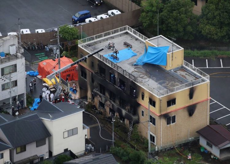 Esta vista aérea muestra la escena de rescate y recuperación después de un incendio en un edificio de una compañía de animación que mató al menos a 33 personas en Kyoto el 18 de julio de 2019. (Foto de JIJI PRESS / JIJI PRESS / AFP)