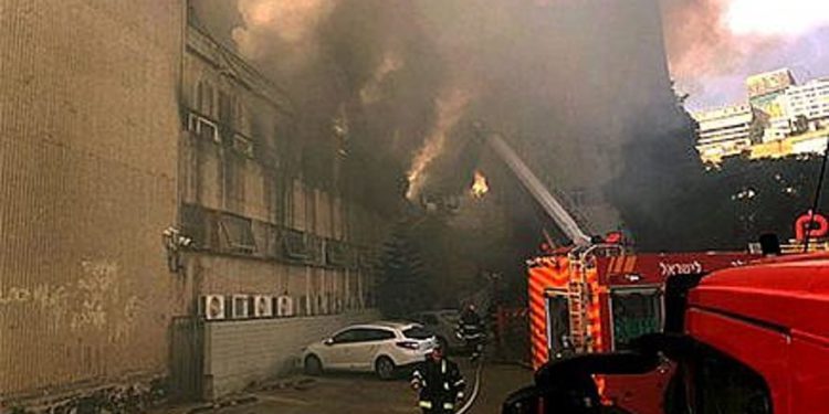 Las autoridades trabajan para apagar un incendio en el Museo Nacional de Ciencia, Tecnología y Espacio Madatech de Haifa el 27 de julio de 2019. (Servicios de Bomberos y Rescate)