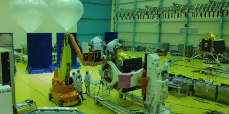 Científicos de la Organización de Investigación Espacial de la India (ISRO) trabajan en varios módulos de la misión lunar Chandrayaan-2 | Foto: Reuters / Chris Thoma