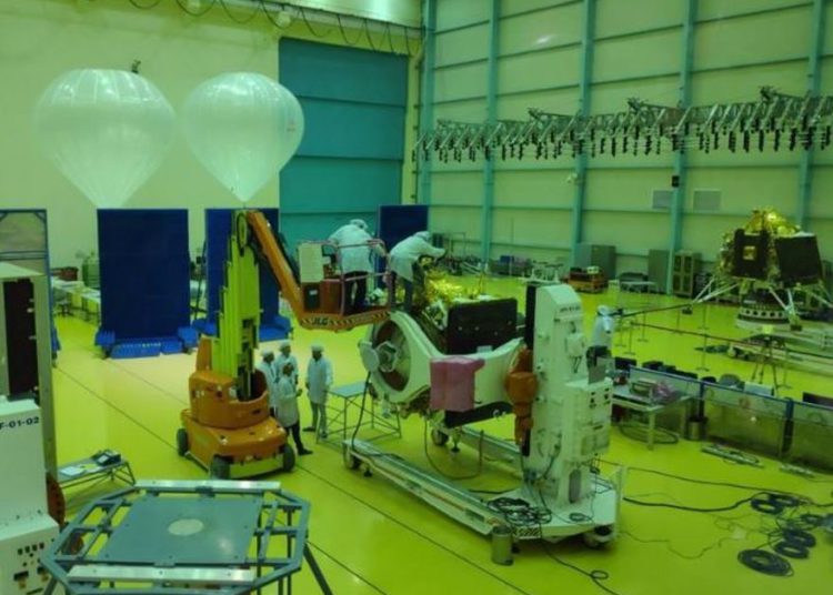 Científicos de la Organización de Investigación Espacial de la India (ISRO) trabajan en varios módulos de la misión lunar Chandrayaan-2 | Foto: Reuters / Chris Thoma