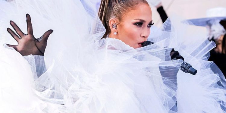 Jennifer Lopez se presenta en el programa "Today" de NBC en Rockefeller Plaza el 6 de mayo | Foto: Charles Sykes / Invision / AP