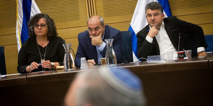 De izquierda a derecha: los miembros del Knesset Aida Touma-Sliman, Ahmad Tibi y Yosef Jabareen asisten a una reunión del comité del Knesset el 13 de abril de 2016. Foto por Miriam Alster / Flash90.