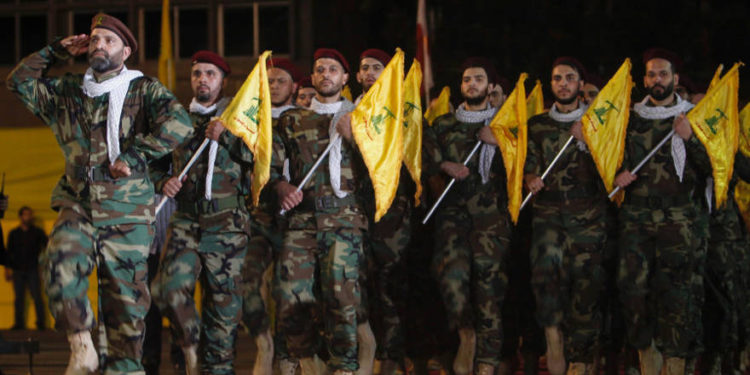 Los miembros de Hezbollah marchan con banderas del partido durante un mitin que conmemora el Día de Al Quds, (Día de Jerusalén) en Beirut. (Crédito de la foto: REUTERS)