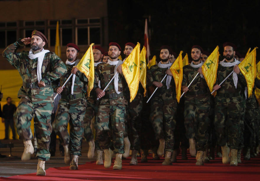 Los miembros de Hezbolá marchan con banderas del partido durante un mitin que conmemora el Día de Al Quds, (Día de Jerusalén) en Beirut. (Crédito de la foto: REUTERS)