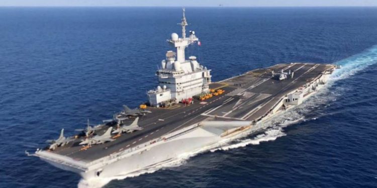 Francia envía su portaaviones Charles de Gaulle a Oriente Medio