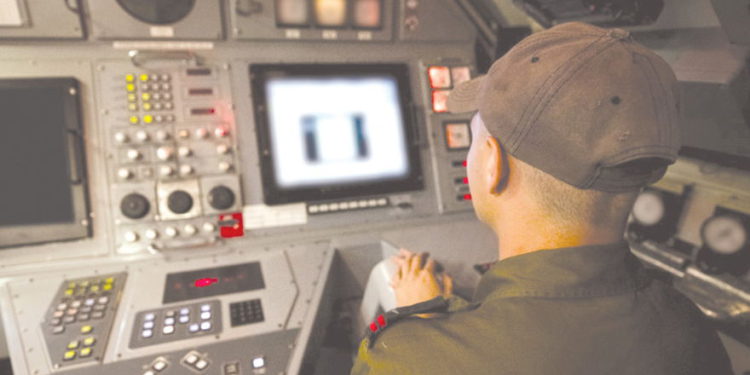 Un cadete entrena en un simulador de un submarino .. (crédito de foto: IDF)