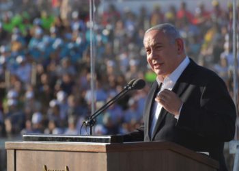 El primer ministro Benjamin Netanyahu habla durante la ceremonia de graduación de los pilotos más nuevos de la Fuerza Aérea de Israel, junio de 2019. (Crédito de la foto: KOBI GIDEON / GPO)