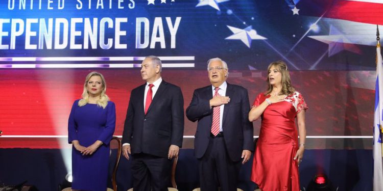 El primer ministro Benjamin y la señora Sara Netanyahu y el embajador estadounidense David y la señora Tammy Friedman en el evento oficial del 4 de julio en Jerusalén, el martes | Foto: Marc Israel Sellem
