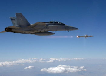 Nuevo misil aire-tierra de la Marina destruye las defensas aéreas a 120 millas de distancia