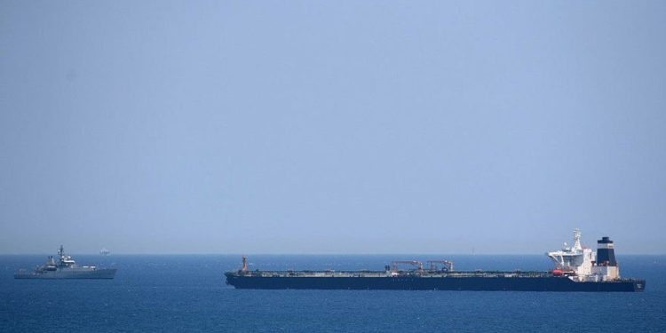 Un barco de la Marina Real Británica (L) patrulla cerca del superpetrolero Grace 1, que se sospecha que transporta petróleo crudo iraní a Siria en violación de las sanciones de la UE, luego de que fuera detenido frente a las costas de Gibraltar el 4 de julio de 2019. (Jorge Guerrero / AFP )