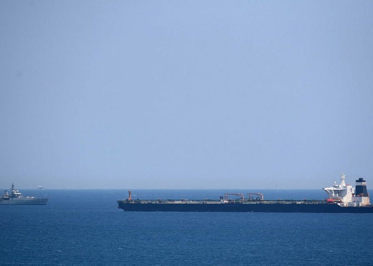 Un barco de la Marina Real Británica (L) patrulla cerca del superpetrolero Grace 1, que se sospecha que transporta petróleo crudo iraní a Siria en violación de las sanciones de la UE, luego de que fuera detenido frente a las costas de Gibraltar el 4 de julio de 2019. (Jorge Guerrero / AFP )