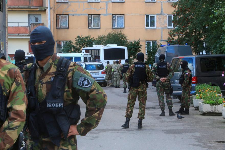 Oficiales de las fuerzas especiales rusas se reúnen mientras el Servicio Federal de Seguridad (FSB) arresta a presuntos insurgentes islámicos en un bloque de apartamentos a las afueras de San Petersburgo, Rusia. 17 de agosto de 2016Sergei Konkov,AP / סרגיי ק