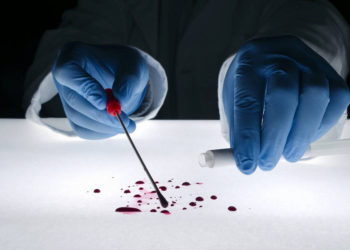 Imagen ilustrativa de evidencia forense reunida en la escena del crimen (natasaadzic; iStock by Getty Images)