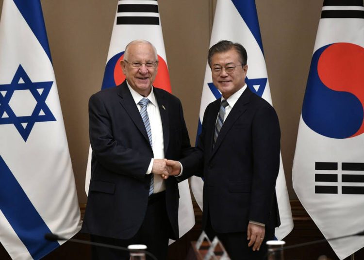 El presidente Reuven Rivlin le da la mano al presidente de Corea del Sur, Moon Jae-in, en Seúl, Corea del Sur, el lunes | Foto: Jung Yeon-je / Pool a través de Reuters