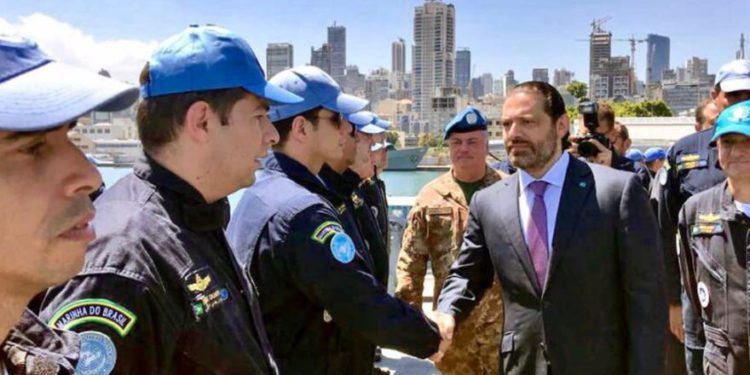 El primer ministro libanés, Saad Hariri, visita el buque insignia de la Fuerza de Tarea Marítima de la FPNUL en el puerto de Beirut. (Crédito de la foto: UNIFIL)