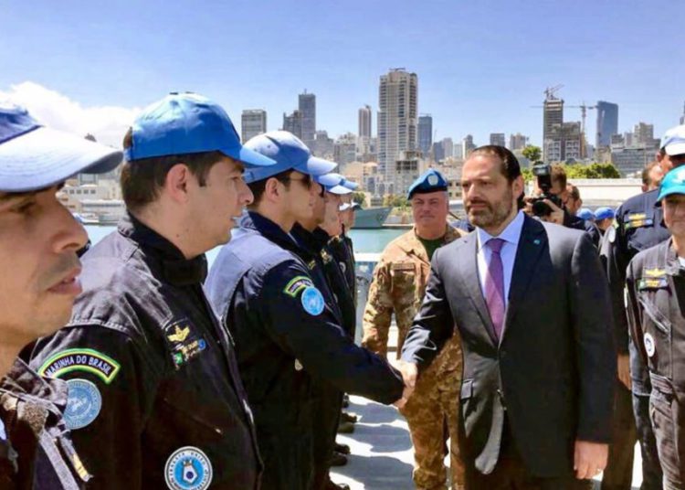 El primer ministro libanés, Saad Hariri, visita el buque insignia de la Fuerza de Tarea Marítima de la FPNUL en el puerto de Beirut. (Crédito de la foto: UNIFIL)
