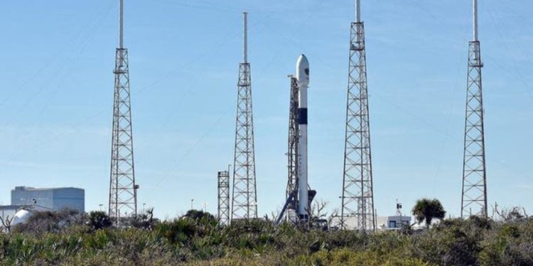 El cohete SpaceX Falcon 9, programado para lanzar un satélite de navegación de la Fuerza Aérea de los EE. UU., Se encuentra en el Complejo de lanzamiento 40 después de que se pospuso el lanzamiento después de que la computadora de vuelo a bordo, en Cabo Cañaveral, Florida, EE. UU. (Crédito de la foto: REUTERS / STEVE NESIUS)