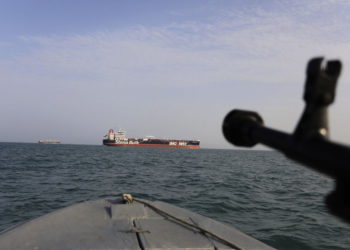 Una lancha motora iraní entrena un arma contra el petrolero de bandera británica Stena Impero, capturado en el Estrecho de Ormuz la semana pasada | Foto: Morteza Akhoondi / Agencia de noticias Tasnim a través de AP