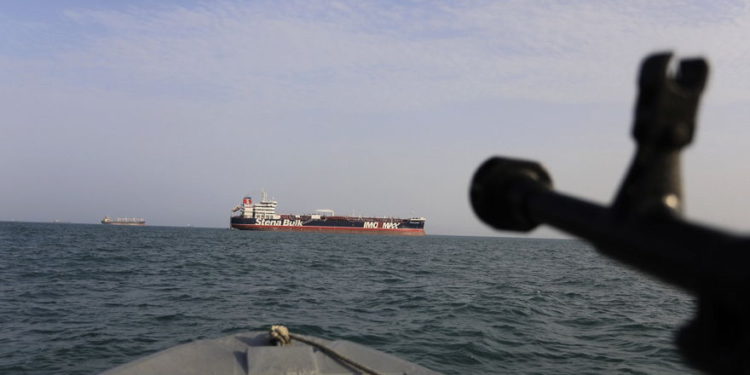 Una lancha motora iraní entrena un arma contra el petrolero de bandera británica Stena Impero, capturado en el Estrecho de Ormuz la semana pasada | Foto: Morteza Akhoondi / Agencia de noticias Tasnim a través de AP