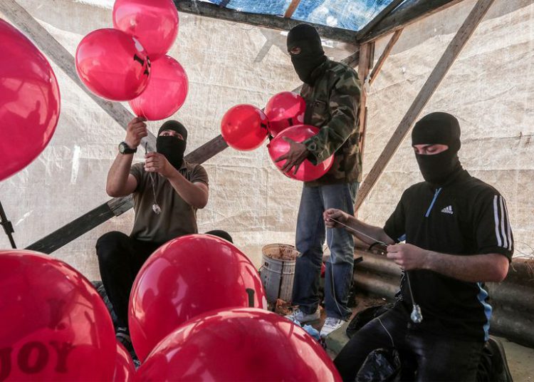 Islamistas de Gaza mandan globos con explosivos a Israel