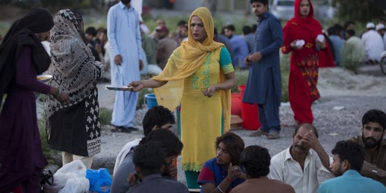 Un paquistaní transgénero proporciona comida a las personas durante el mes de ayuno de los musulmanes durante el Ramadán en Islamabad, Pakistán, el lunes 27 de mayo de 2019. (AP Photo / BK Bangash)