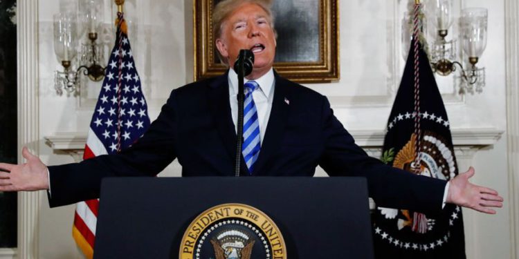 El presidente de los Estados Unidos, Donald Trump, anuncia su intención de retirarse del acuerdo nuclear de JCPOA Irán durante una declaración en la Sala Diplomática en la Casa Blanca en Washington, EE. UU., 8 de mayo de 2018. (Crédito de la foto: REUTERS / JONATHAN ERNST)