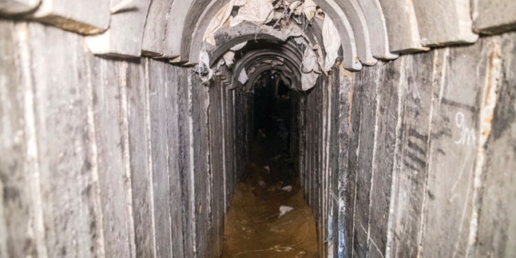 Vista general del interior de un túnel de ataque transfronterizo excavado desde Gaza a Israel, cerca de Kissufim, visto el 18 de enero de 2018. (Crédito de la foto: REUTERS / JACK GUEZ)