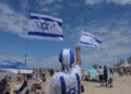 Los israelíes celebran el Día de la Independencia en la playa, 2019. (Crédito de la foto: AVSHALOM SASSONI)