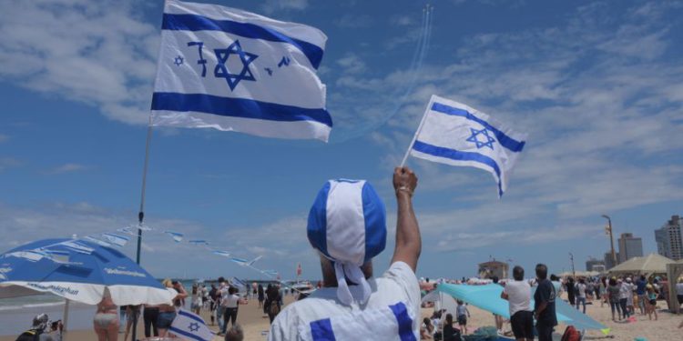 Los israelíes celebran el Día de la Independencia en la playa, 2019. (Crédito de la foto: AVSHALOM SASSONI)