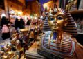 Un modelo de Tutankamón se muestra en una popular zona turística llamada "Khan el-Khalili" en los distritos de al-Hussein y Al-Azhar en el antiguo Islam Islámico, Egipto, 4 de julio de 2019 .. (Crédito de la foto: REUTERS / MOHAMED ABD EL GHANY)
