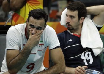 Los jugadores de voleibol iraníes Adel Gholami (L) y Mahdi Marandi después de perder un partido de voleibol masculino de cuartos de final contra Italia en los Juegos Olímpicos de Verano 2016 en Río de Janeiro, Brasil, 17 de agosto de 2016. (Foto AP / Matt Rourke / Archivo)