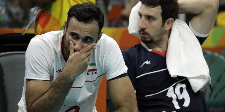 Los jugadores de voleibol iraníes Adel Gholami (L) y Mahdi Marandi después de perder un partido de voleibol masculino de cuartos de final contra Italia en los Juegos Olímpicos de Verano 2016 en Río de Janeiro, Brasil, 17 de agosto de 2016. (Foto AP / Matt Rourke / Archivo)