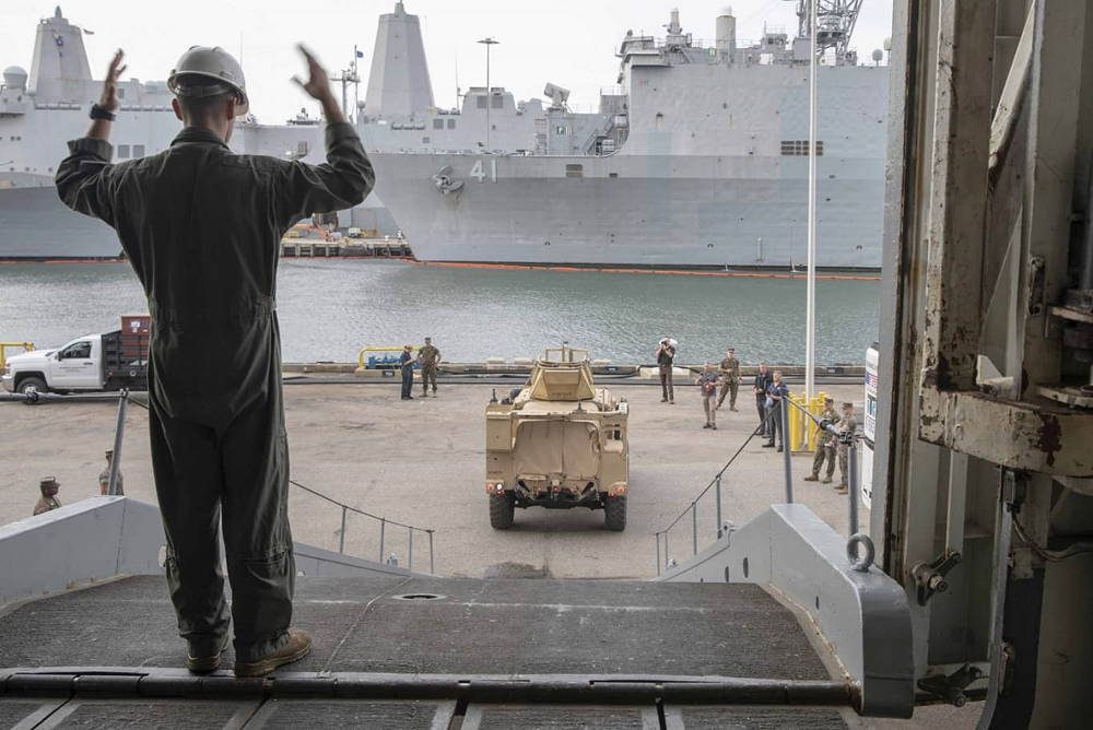 Marines de EE.UU. realizan pruebas de nuevos JLTVs a bordo del buque de asalto anfibio USS Kearsarge