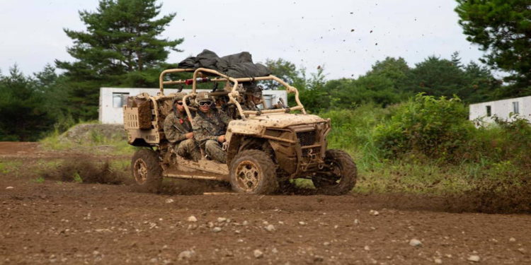 Marines de EE.UU. usan vehículos todo terreno MRZR-D durante entrenamiento en Japón