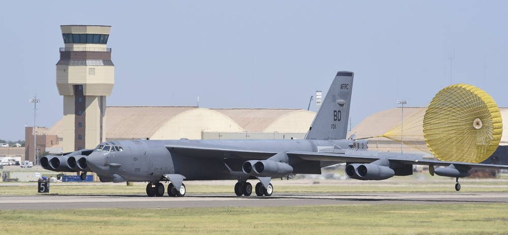 Bombardero B-52H llega a la Base de la Fuerza Aérea Tinker tras recibir modernizaciones