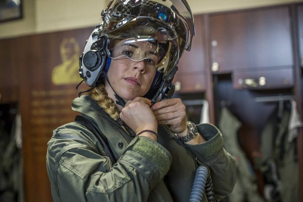 Primera piloto femenina del F-35B se graduó del Cuerpo de Marines de EE. UU.