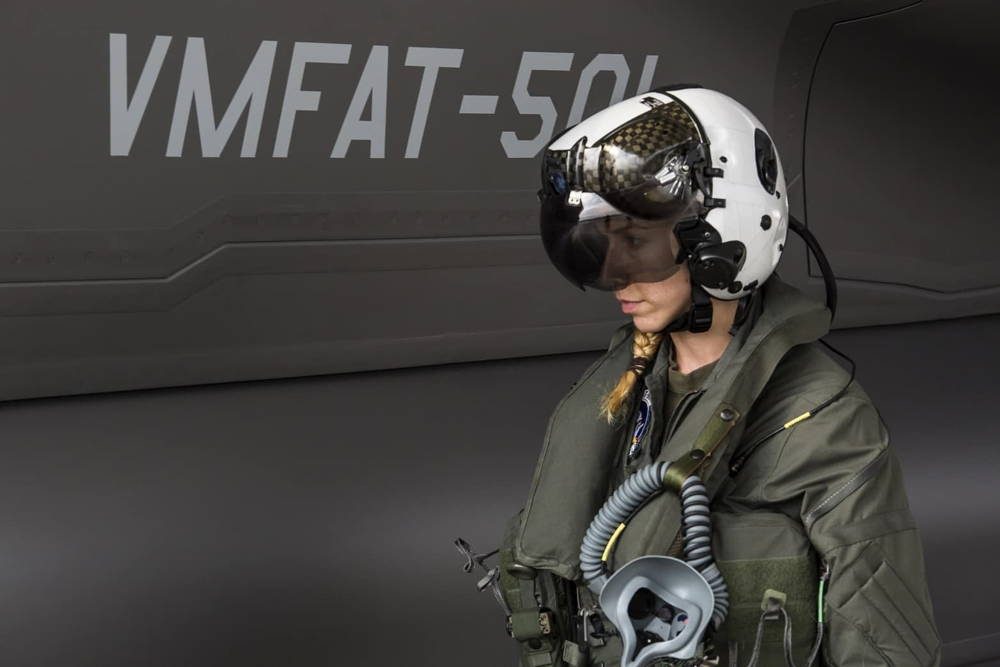 Primera piloto femenina del F-35B se graduó del Cuerpo de Marines de EE. UU.