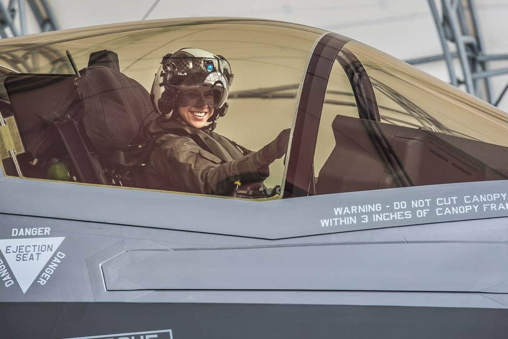 Primera piloto femenina del F-35B se graduó del Cuerpo de Marines de EE. UU.