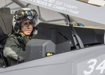 Primera piloto femenina del F-35B se graduó del Cuerpo de Marines de EE. UU.
