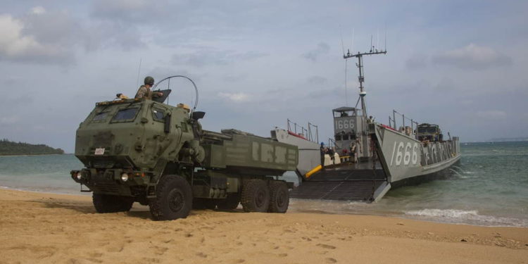 Marines de EE.UU. demuestran la movilidad de HIMARS durante un raid anfibio simulado