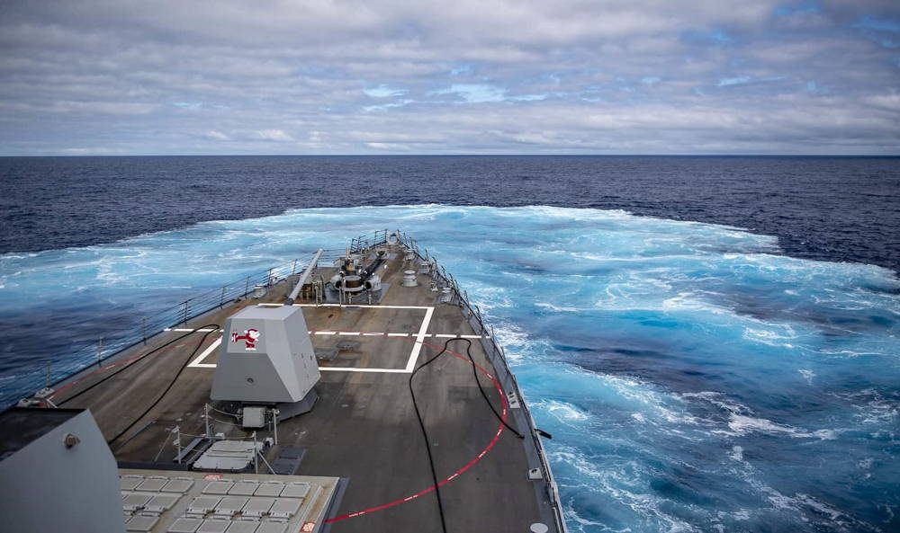 Destructor de misiles guiados USS Michael Murphy realiza ejercicio con fuego vivo