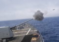 Destructor de misiles guiados USS Michael Murphy realiza ejercicio con fuego vivo