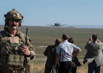 Gobernador de Idaho visitó el centro de entrenamiento de Orchard para ver las prácticas del A-10 Thunderbolt II
