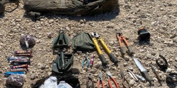 Una colección de AK-47 llevados por cuatro palestinos que intentaron infiltrarse en Israel a través de la valla fronteriza con Gaza, 10 de agosto de 2019. (Fuerzas de Defensa de Israel)