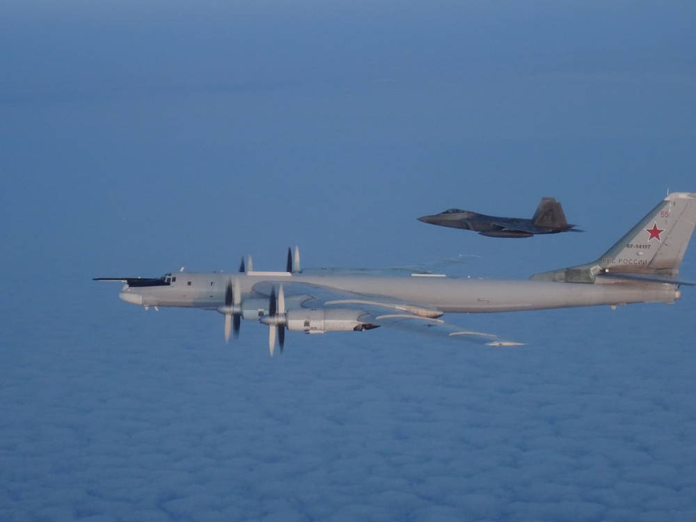 Cazas F-22 de EE.UU. interceptan dos bombarderos Tu-95 Bear de Rusia