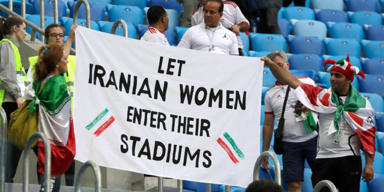 Los partidarios de las mujeres iraníes sostienen una pancarta en un partido entre Marruecos e Irán en el 2018 en San Petersburgo, Rusia, 15 de junio de 2018. (Foto AP / Themba Hadebe)