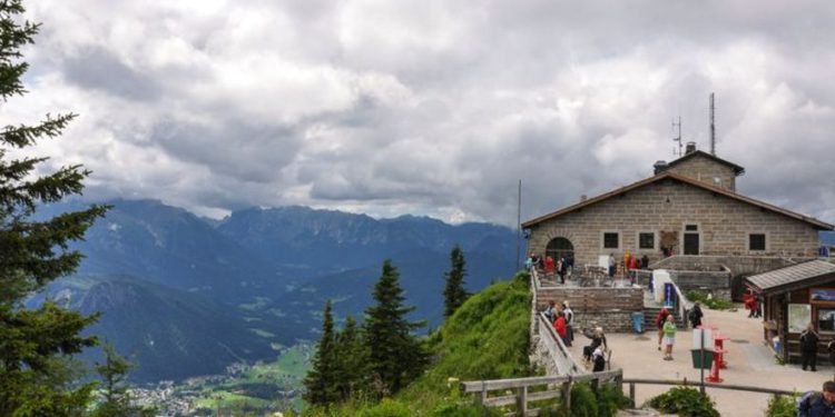 Eagle's Nest, diseñado como regalo para el 50 cumpleaños de Adolf Hitler y construido en la montaña Kehlstein con vistas a Berchtesgaden, Alemania, 10 de mayo de 2007 (AP Photo / Yves Logghe)