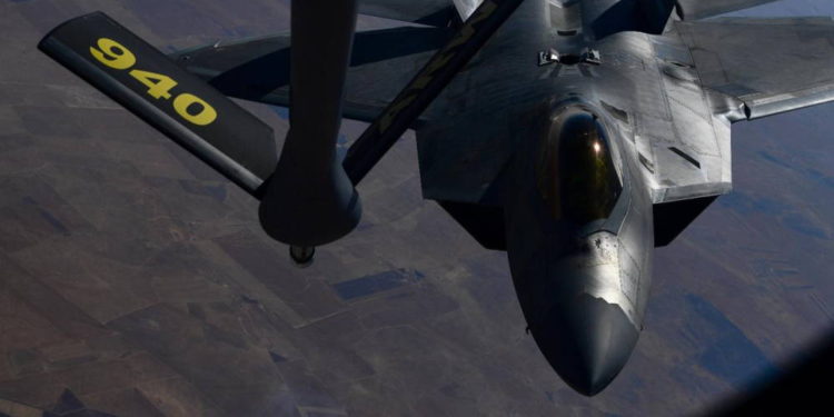 Por qué el Raptor F-22 es el "rey de los cielos"
