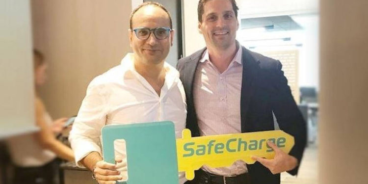El CEO de SafeCharge, David Avgi, con el presidente de Nuvei, Philip Fayer | Captura de pantalla: SafeCharge